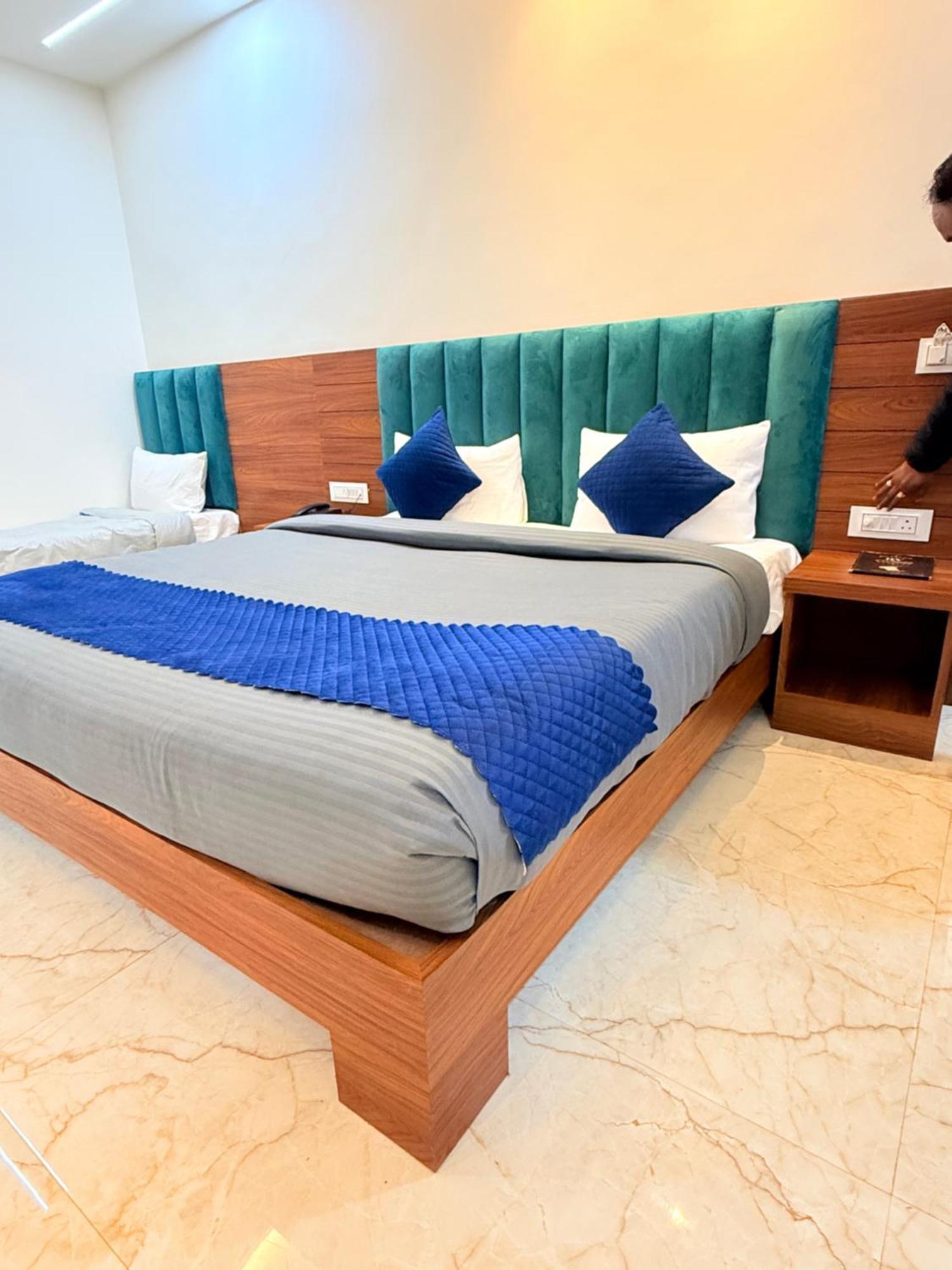 Hotel Tulip Light Mathura Buitenkant foto