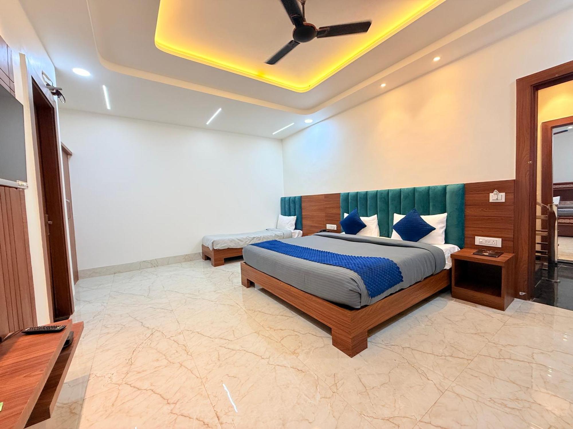 Hotel Tulip Light Mathura Buitenkant foto