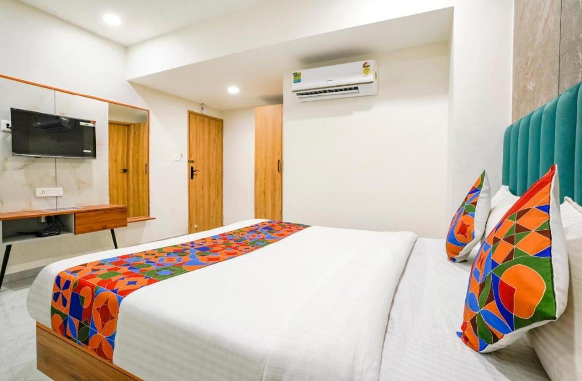 Hotel Tulip Light Mathura Buitenkant foto