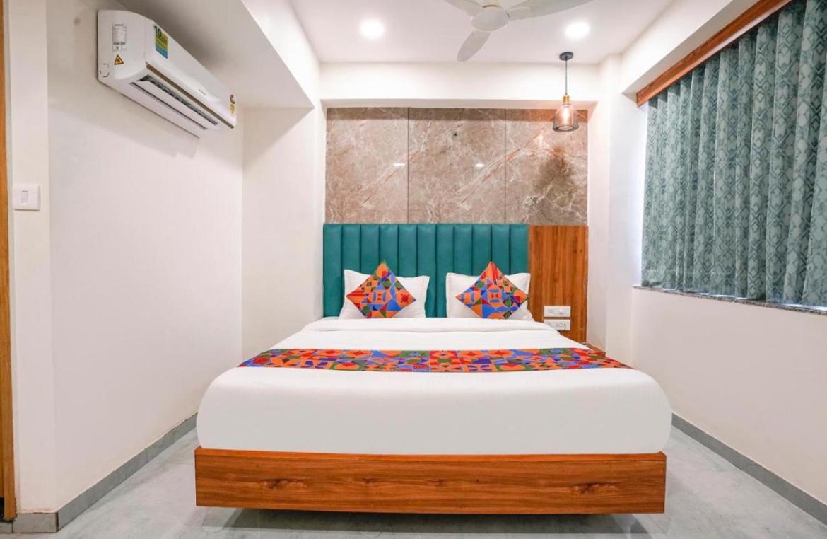 Hotel Tulip Light Mathura Buitenkant foto