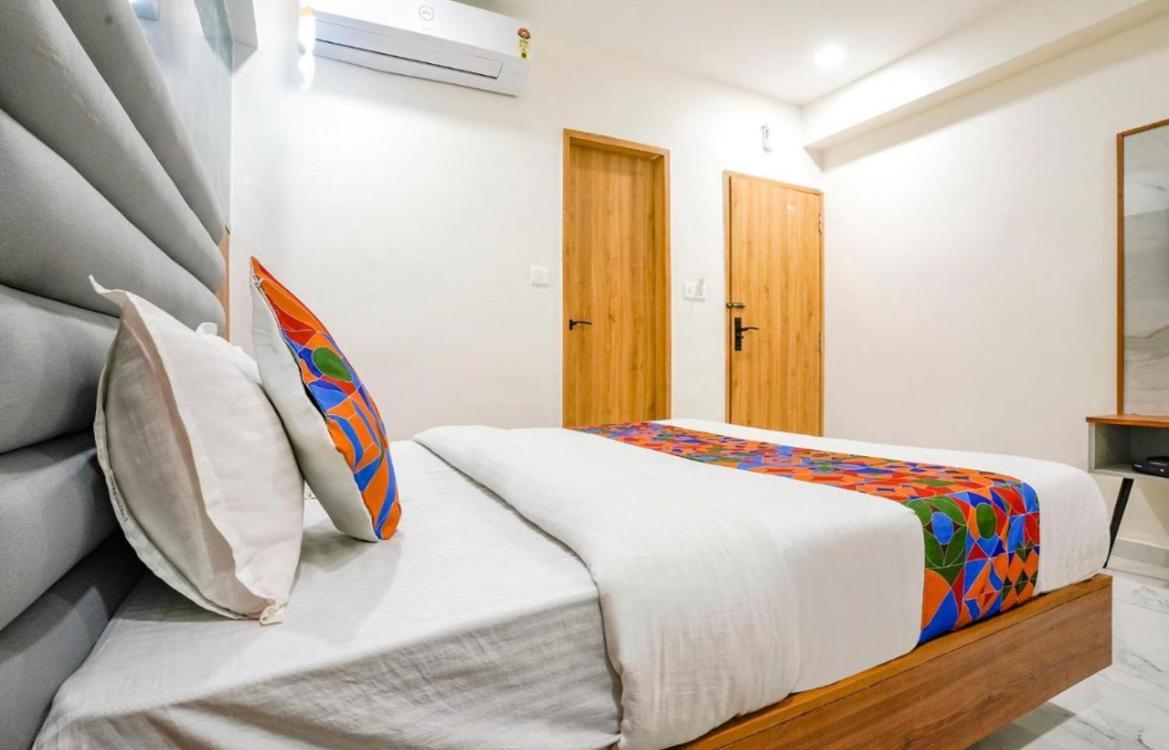 Hotel Tulip Light Mathura Buitenkant foto